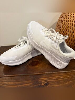 Nike Sneakers Womens 10 Promina FV6343-100 White Athletic Running Shoes EUC!